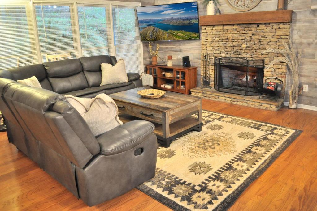 Ruang duduk di Hibernation Station - Community Amenities Wooded Views