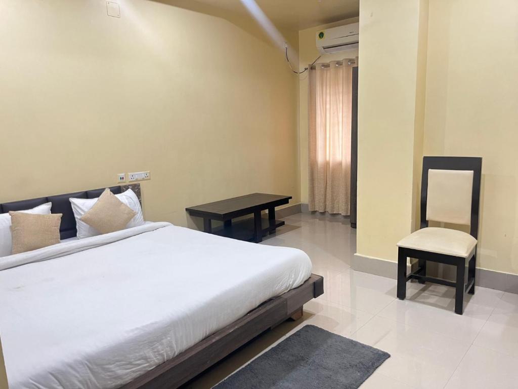 Ένα ή περισσότερα κρεβάτια σε δωμάτιο στο Royal Park Inn Residency 5 km from Assam State Zoo