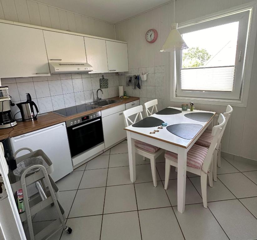Η κουζίνα ή μικρή κουζίνα στο Ferienwohnung-in-Strandnaehe-Schwalbennest-1