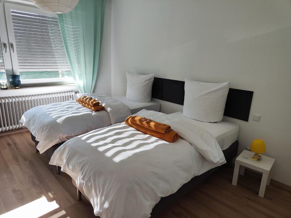 Postel nebo postele na pokoji v ubytování Gemütliche Wohnung mit großer Dachterrasse in sehr zentraler Lage
