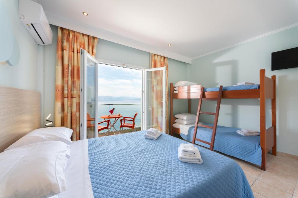 Postel nebo postele na pokoji v ubytování Corfu Maris