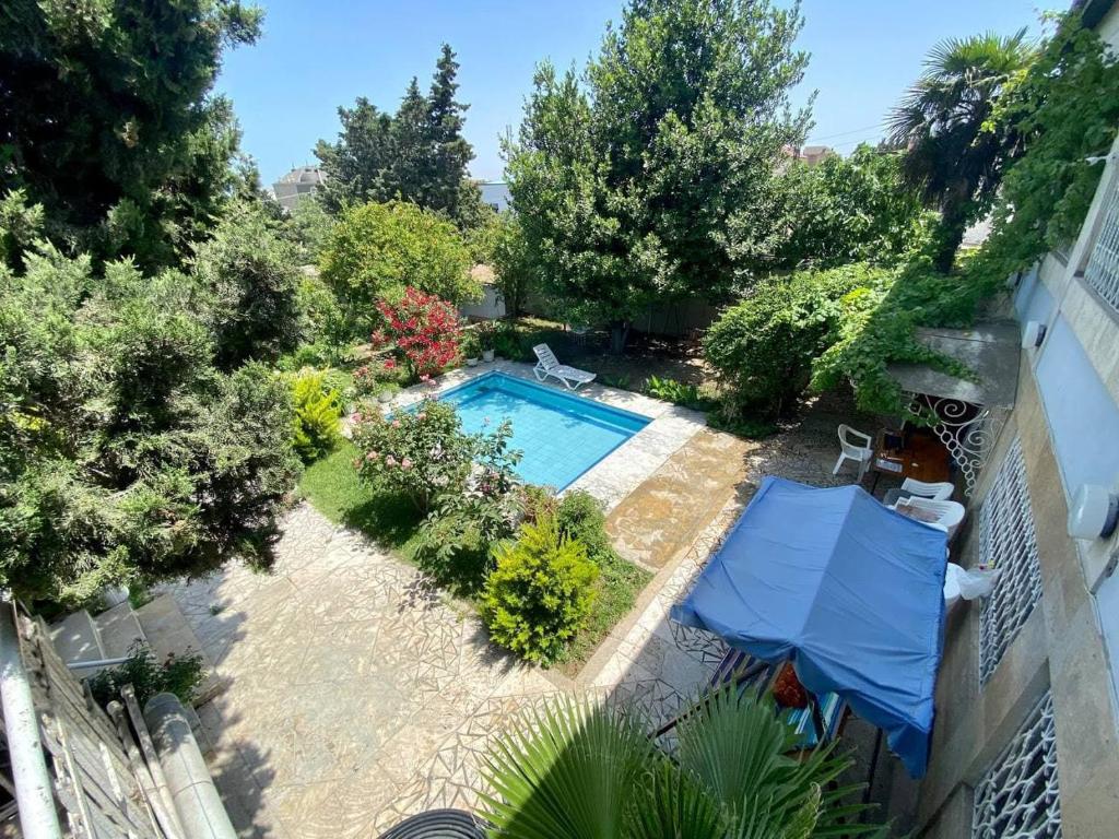 Una vista aérea de una piscina en un jardín. en Дача 3 спальни У Моря Бузовны, en Mardakan