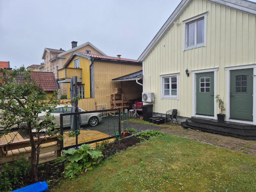 a house with a car parked in the yard at Lägenhet-vindsvåning i centrala öregrund in Öregrund