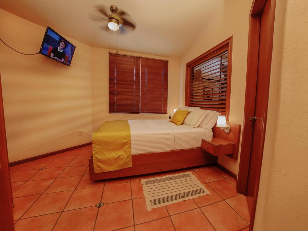 Postel nebo postele na pokoji v ubytování Alcazar Suites