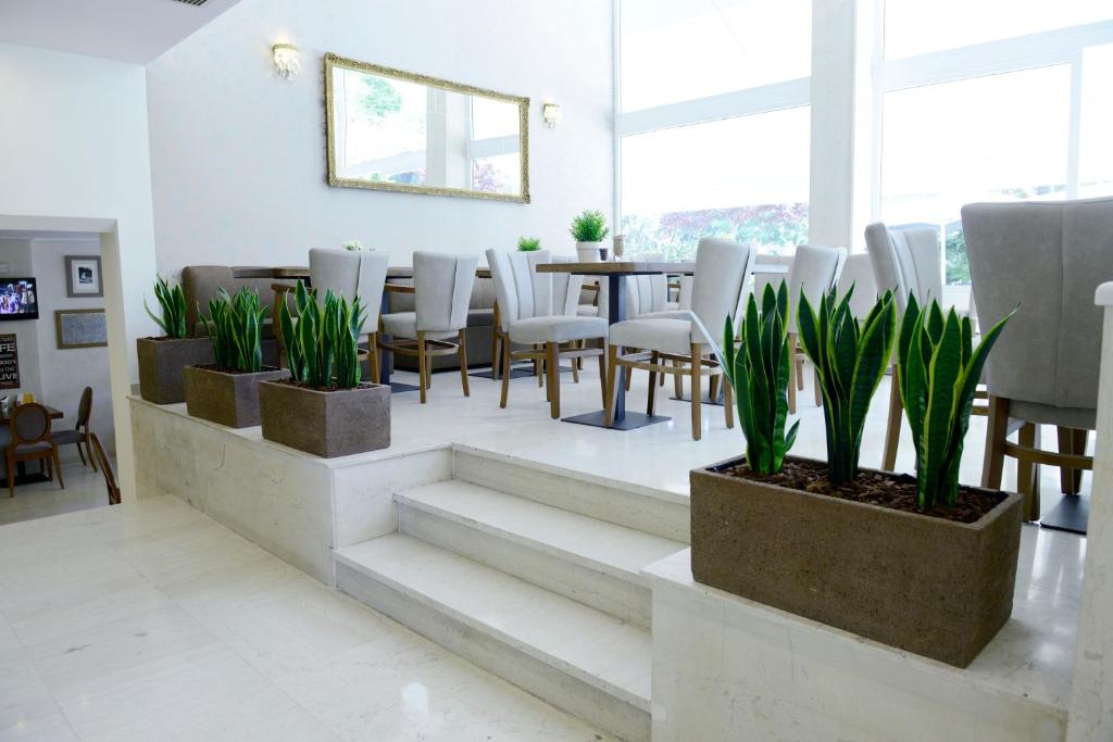 Uma área de estar em Phidias Hotel by Oniro