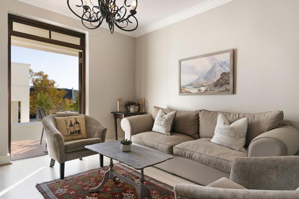 Χώρος καθιστικού στο Winelands Golf Lodges 30