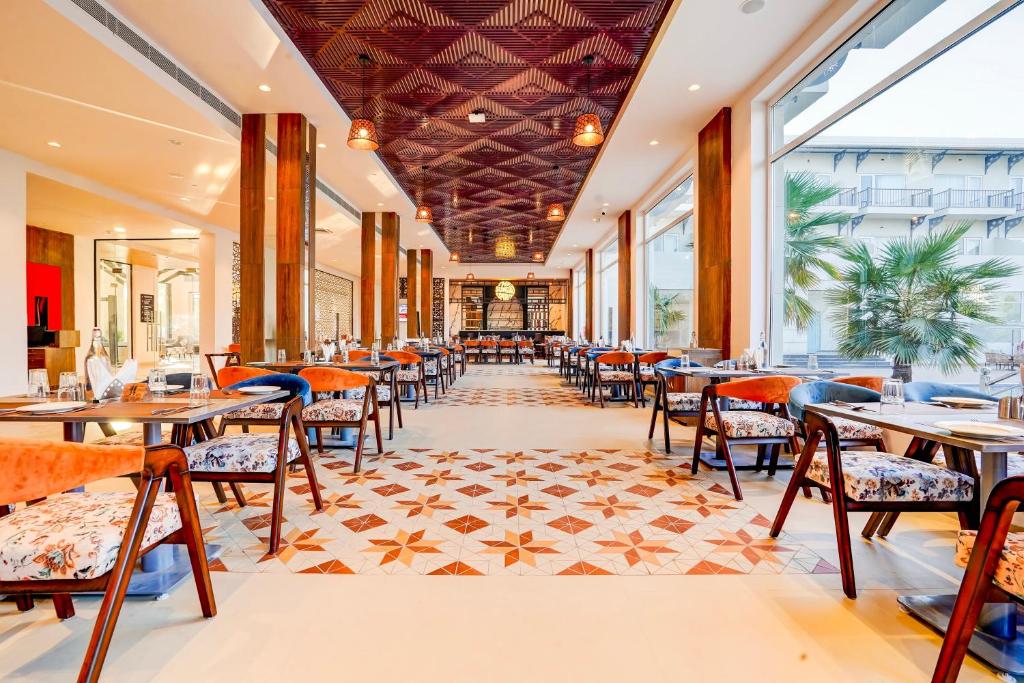 Restaurace v ubytování Sunday Hotels and Resort Gurgaon