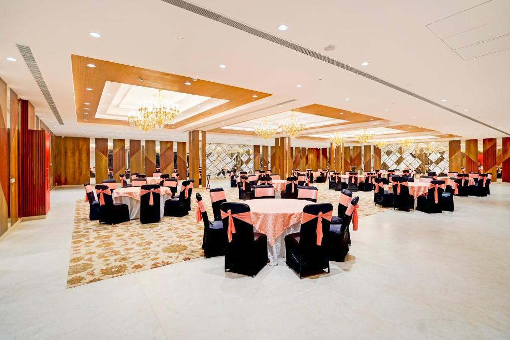Restaurace v ubytování Sunday Hotels and Resort Gurgaon
