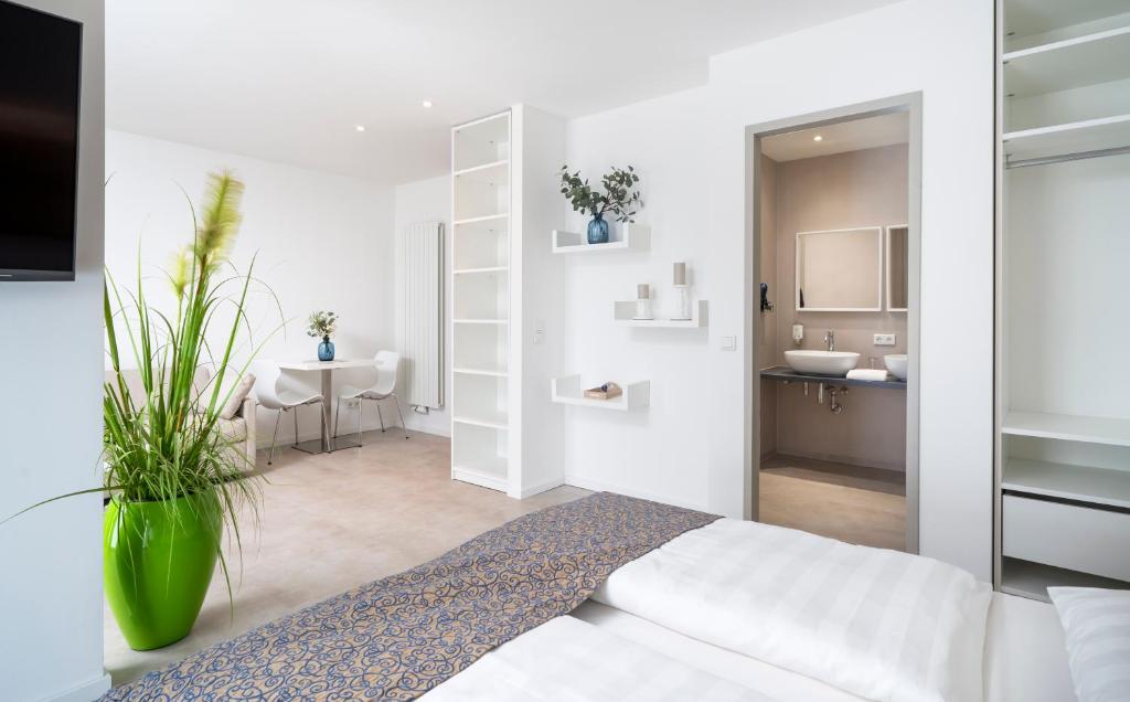 Postel nebo postele na pokoji v ubytování NOVALIS Hotel by AURUM Dresden