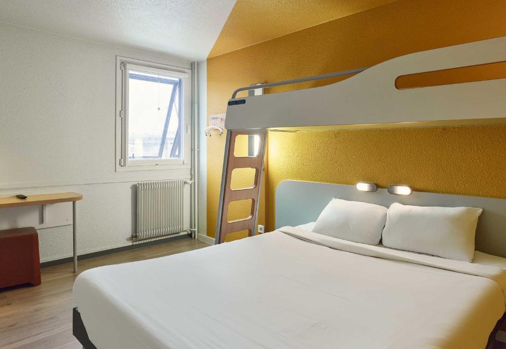 Кровать или кровати в номере B&B HOTEL Vitry-sur-Seine