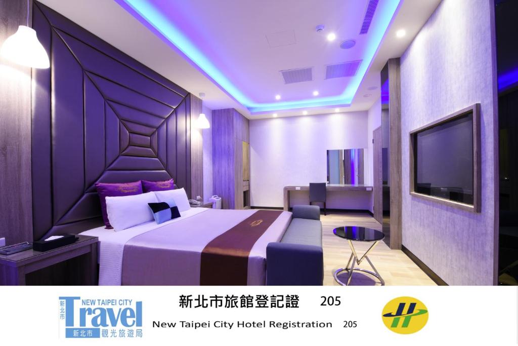 TV a/nebo společenská místnost v ubytování Purple Rainbow Motel