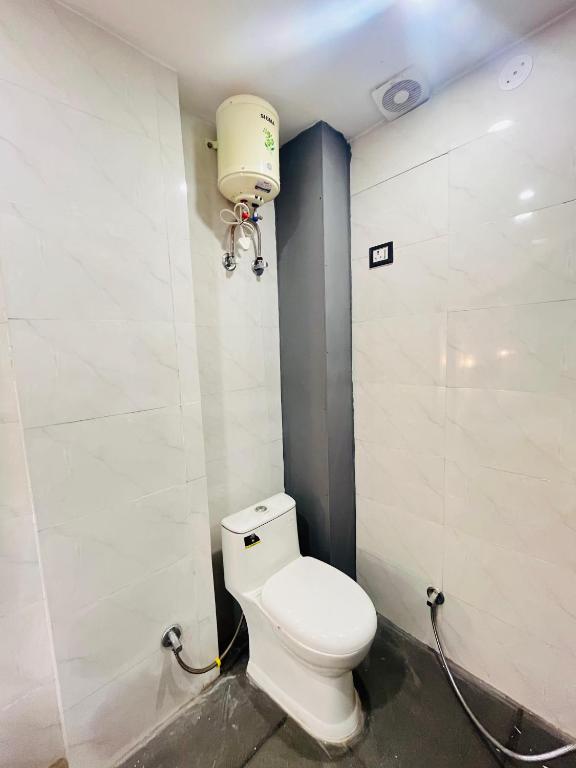 Koupelna v ubytování Roomshala 183 Hotel Aroma Chattarpur