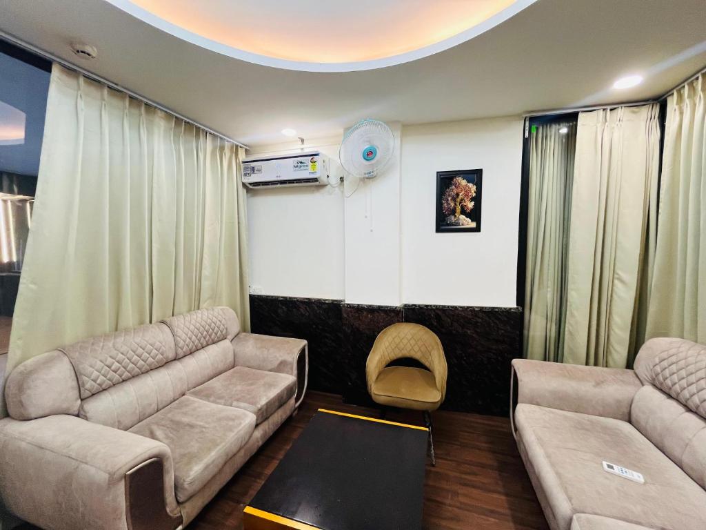 Posezení v ubytování Roomshala 183 Hotel Aroma Chattarpur