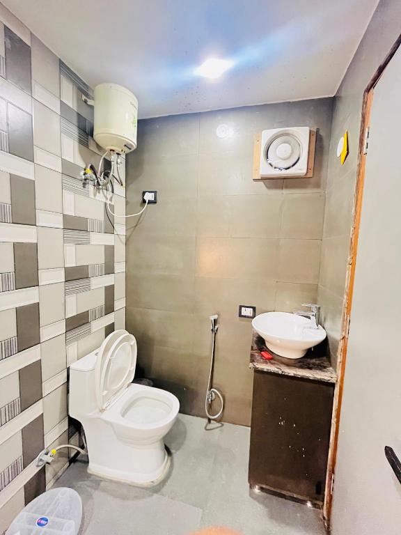 Koupelna v ubytování Roomshala 183 Hotel Aroma Chattarpur