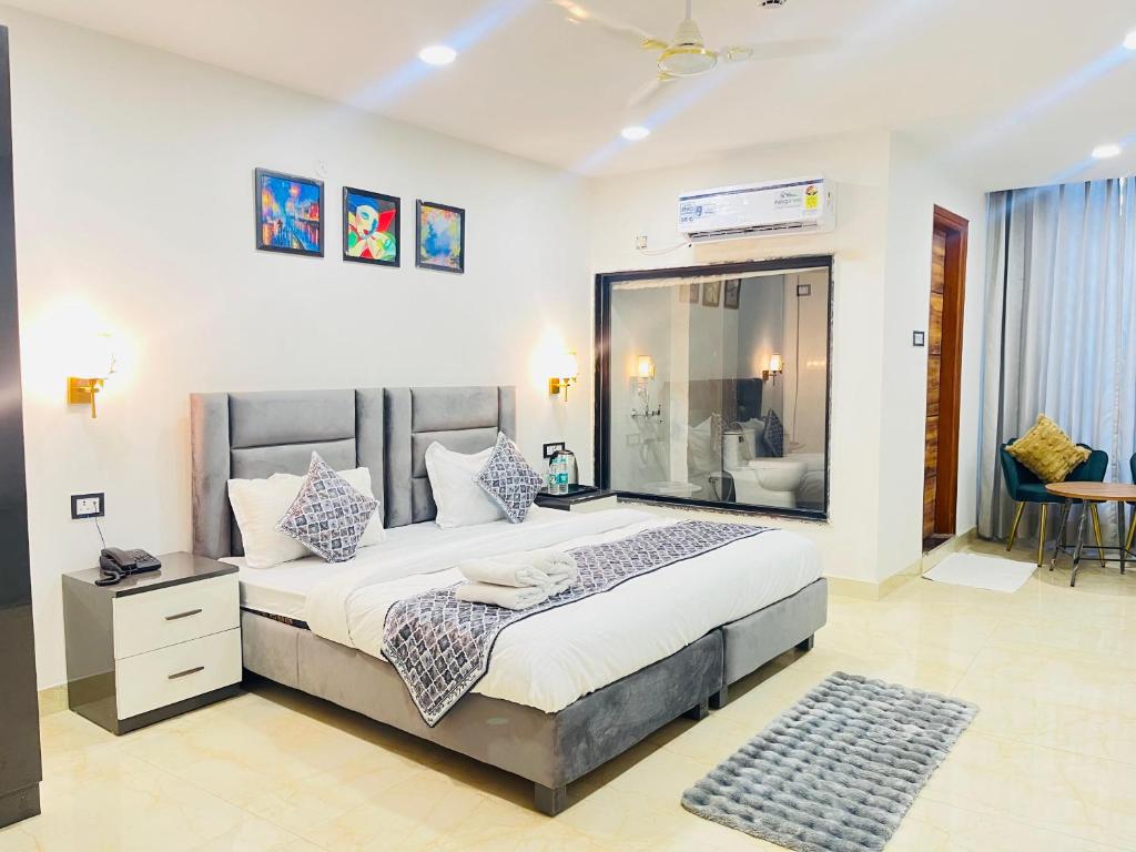 Postel nebo postele na pokoji v ubytování Roomshala 183 Hotel Aroma Chattarpur