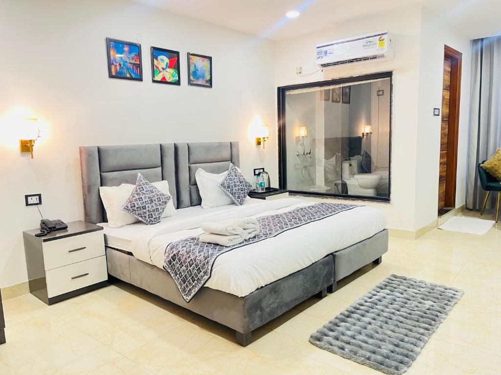 Postel nebo postele na pokoji v ubytování Roomshala 183 Hotel Aroma Chattarpur