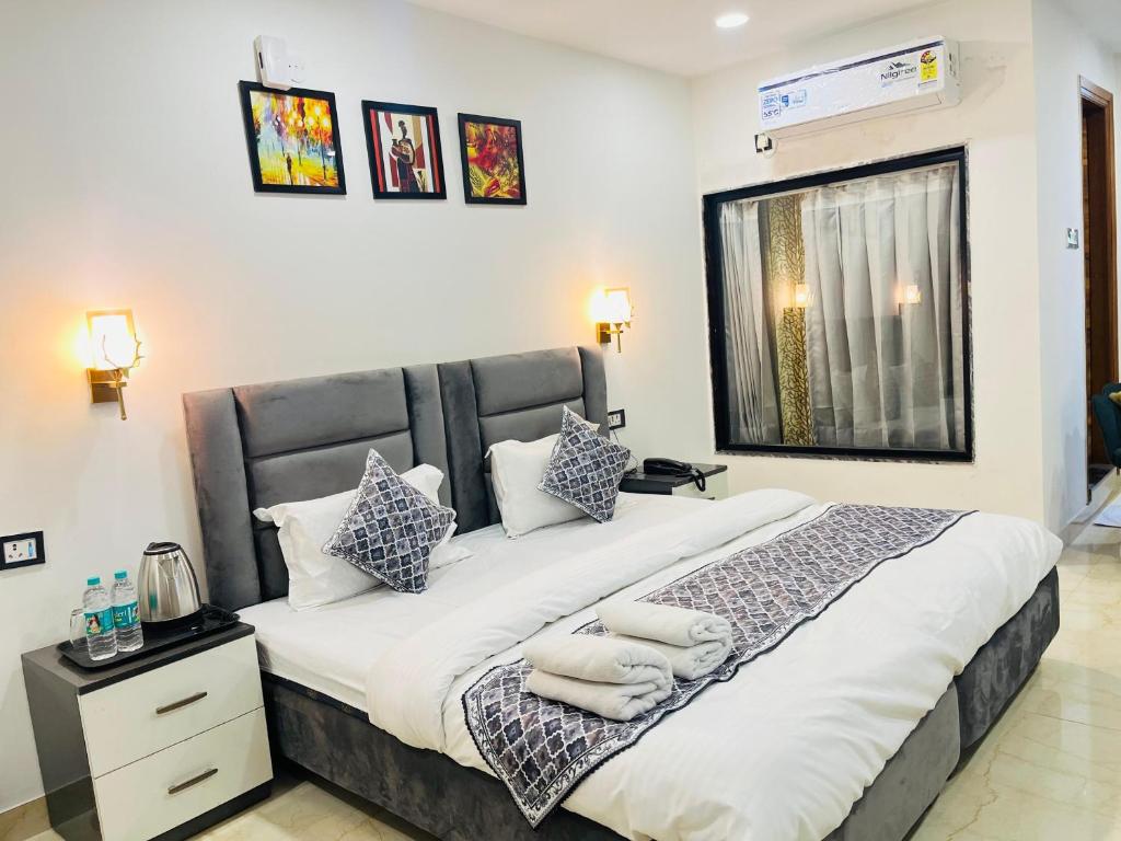 Postel nebo postele na pokoji v ubytování Roomshala 183 Hotel Aroma Chattarpur
