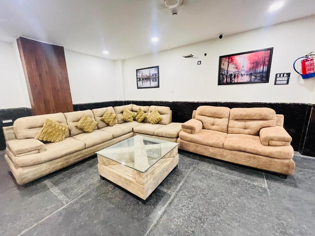 Posezení v ubytování Roomshala 183 Hotel Aroma Chattarpur