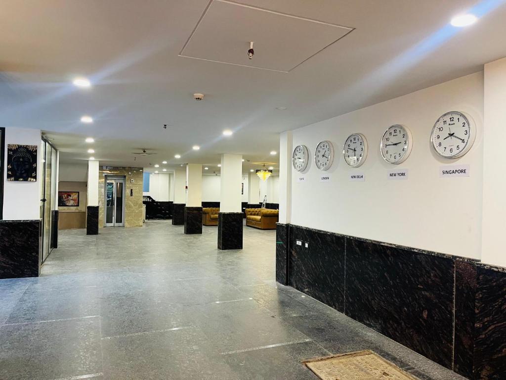 Vstupní hala nebo recepce v ubytování Roomshala 183 Hotel Aroma Chattarpur