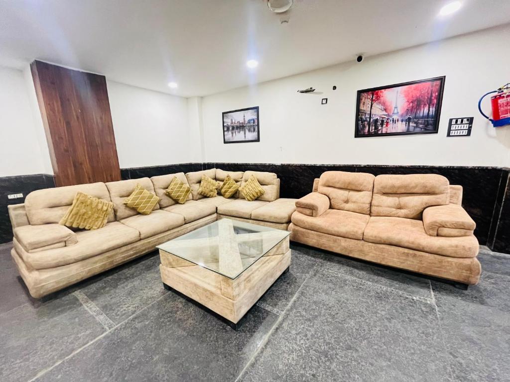 Posezení v ubytování Roomshala 183 Hotel Aroma Chattarpur