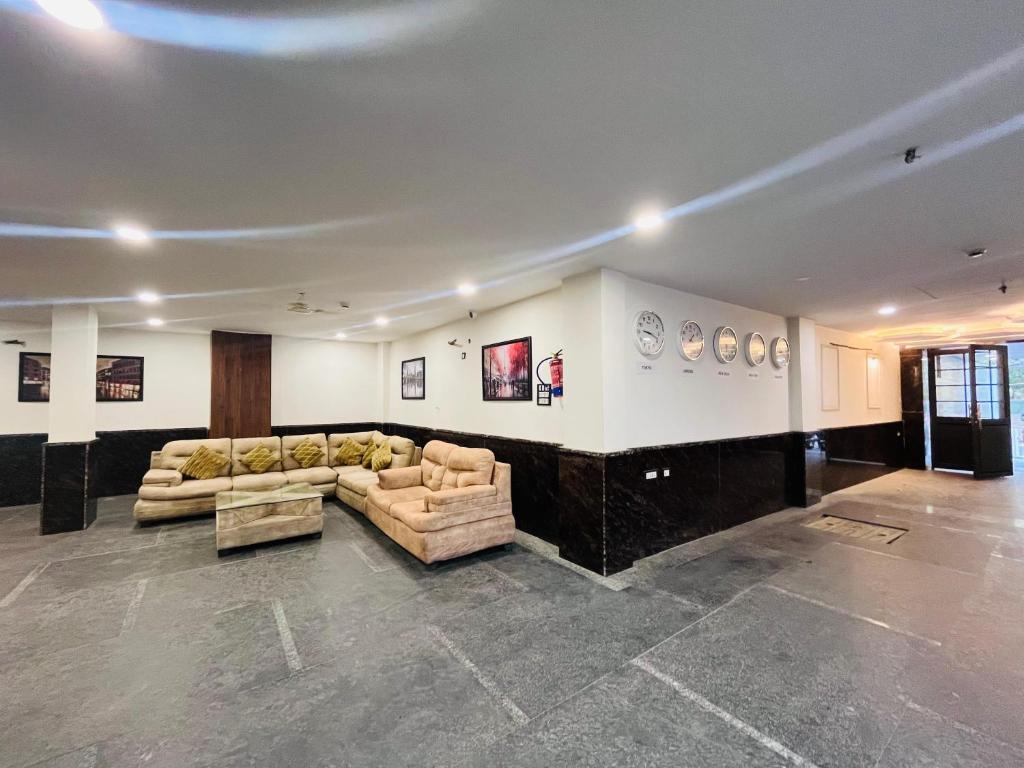 Posezení v ubytování Roomshala 183 Hotel Aroma Chattarpur