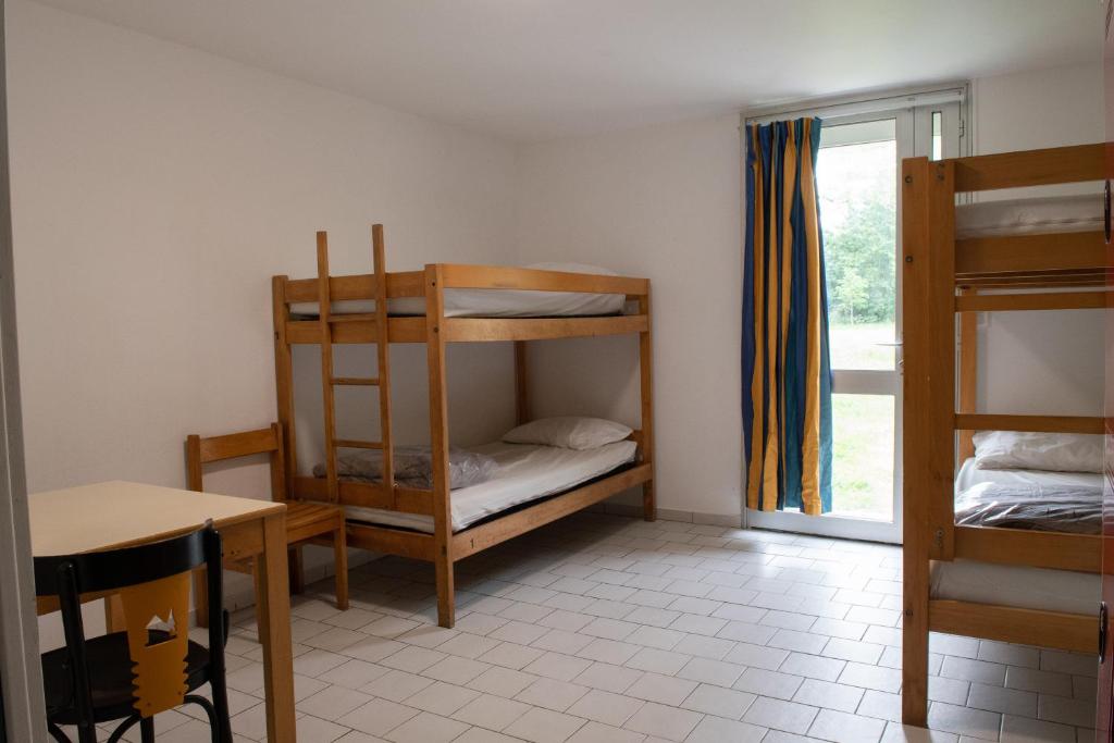 Auberge de jeunesse HI Poitiers - Habitación Cuádruple – Baño Compartido