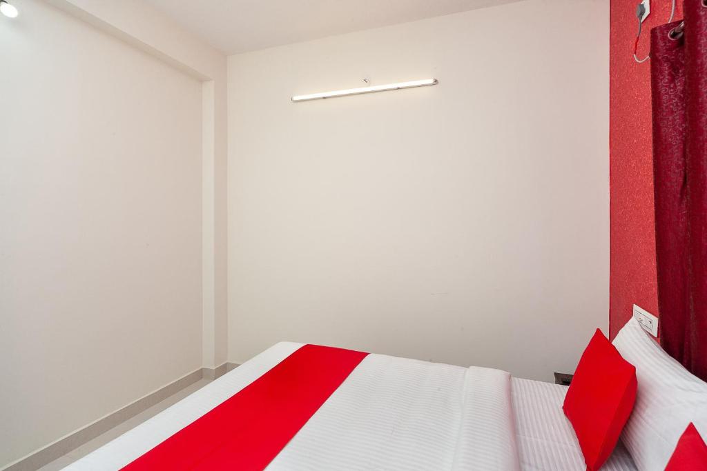 Postel nebo postele na pokoji v ubytování Hotel O Lakshmi Residency