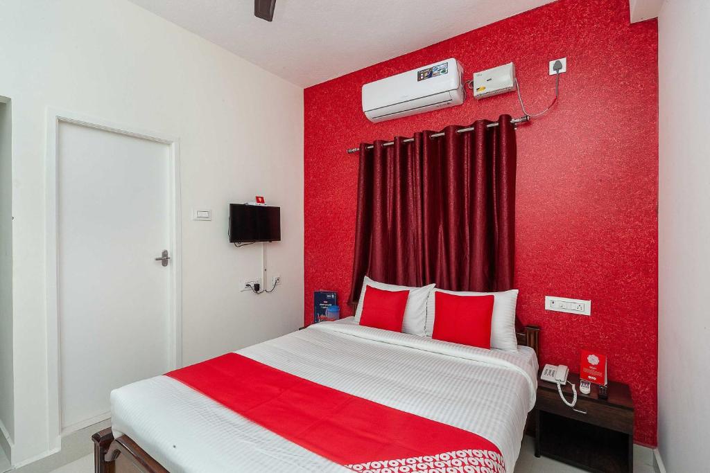Postel nebo postele na pokoji v ubytování Hotel O Lakshmi Residency