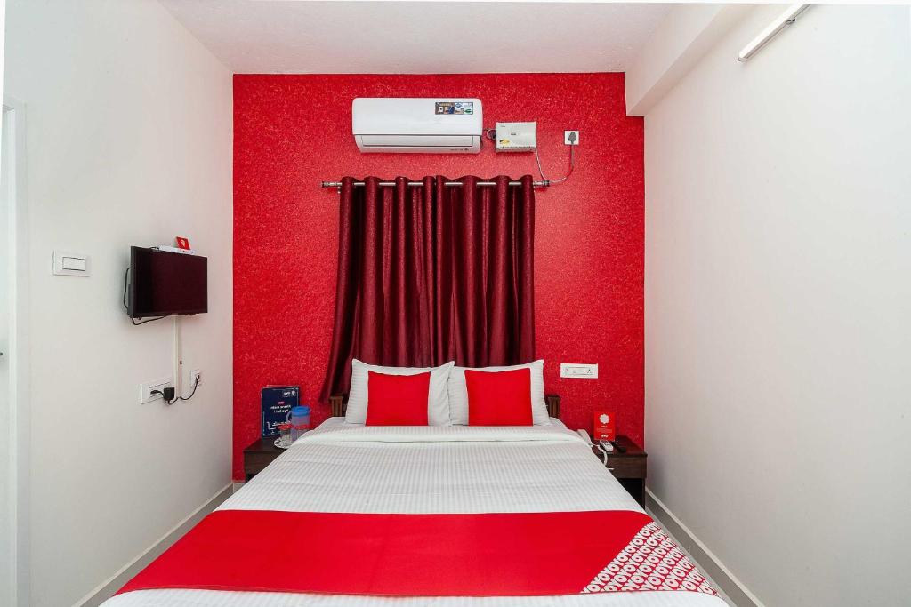 Postel nebo postele na pokoji v ubytování Hotel O Lakshmi Residency