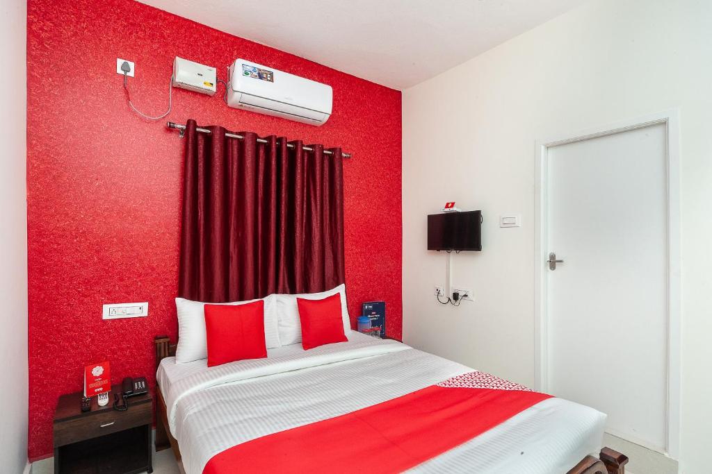 Postel nebo postele na pokoji v ubytování Hotel O Lakshmi Residency