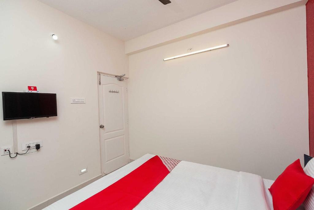 Postel nebo postele na pokoji v ubytování Hotel O Lakshmi Residency