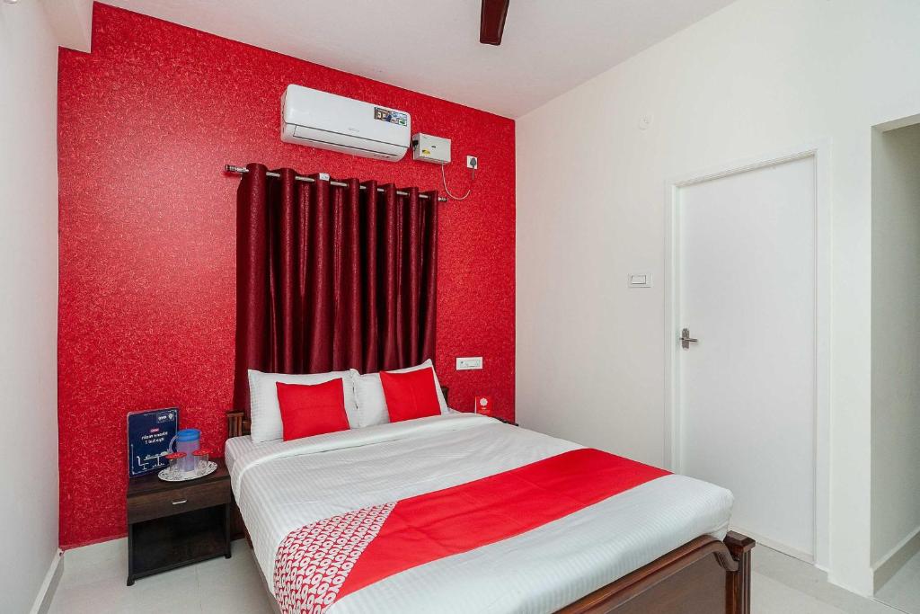 Postel nebo postele na pokoji v ubytování Hotel O Lakshmi Residency