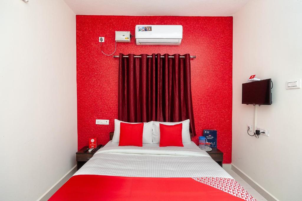 Postel nebo postele na pokoji v ubytování Hotel O Lakshmi Residency