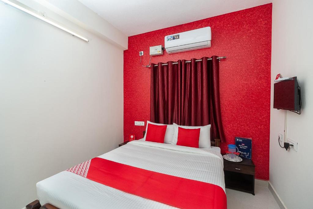 Postel nebo postele na pokoji v ubytování Hotel O Lakshmi Residency