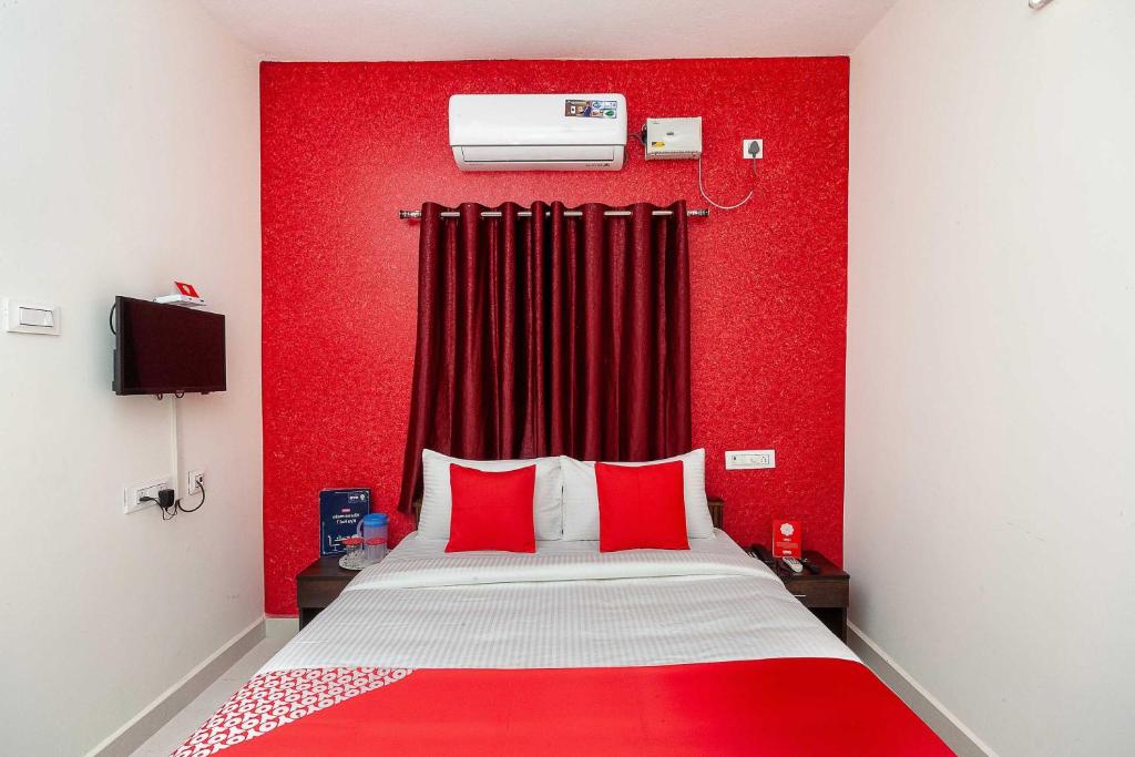 Postel nebo postele na pokoji v ubytování Hotel O Lakshmi Residency