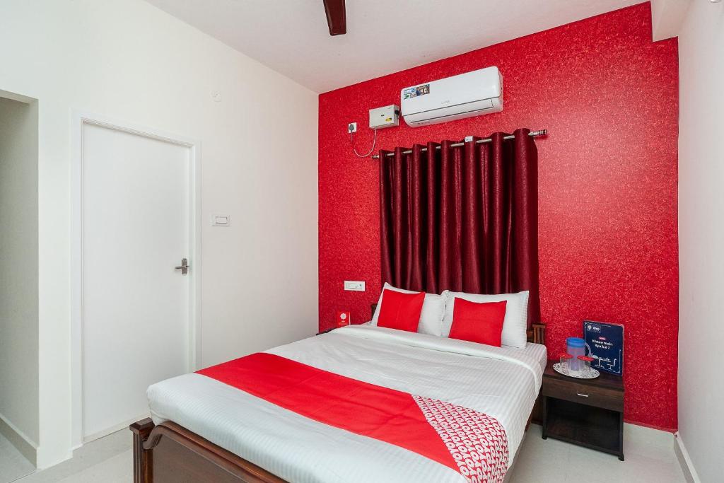 Postel nebo postele na pokoji v ubytování Hotel O Lakshmi Residency