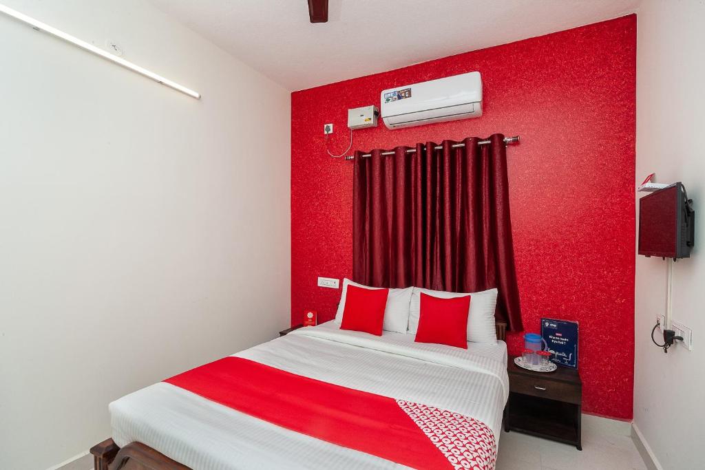 Postel nebo postele na pokoji v ubytování Hotel O Lakshmi Residency