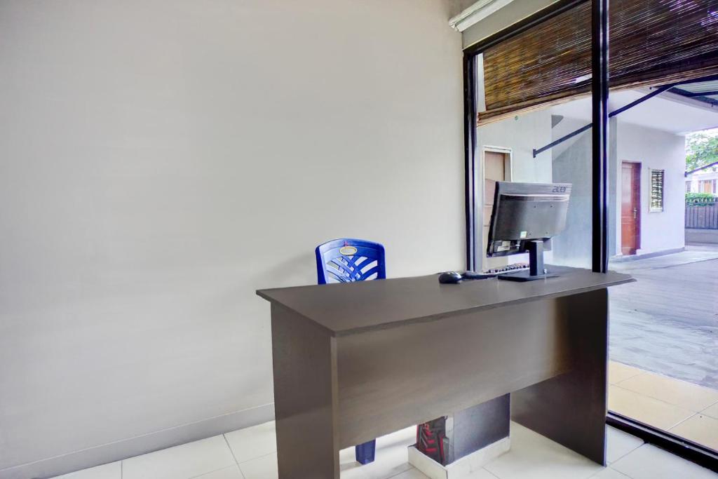 a desk with a computer on top of it at Dancenter Juma Ciger Hotel Medan in Medan