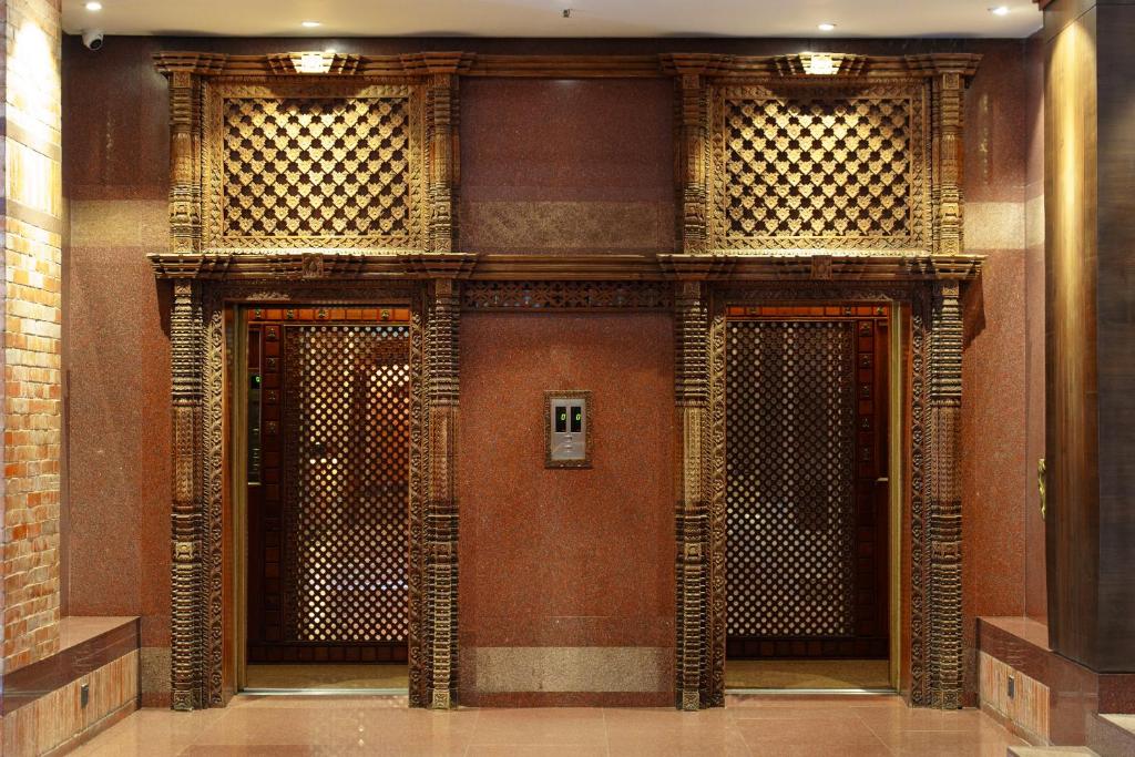 un ingresso a un edificio con due porte di Hotel Yak & Yeti a Kathmandu
