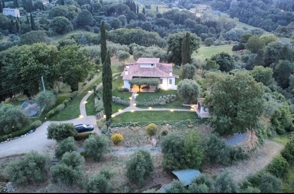 チェトーナにあるIl Poggio - Luxury villa in Tuscanyの正面に停車する家屋の頭上