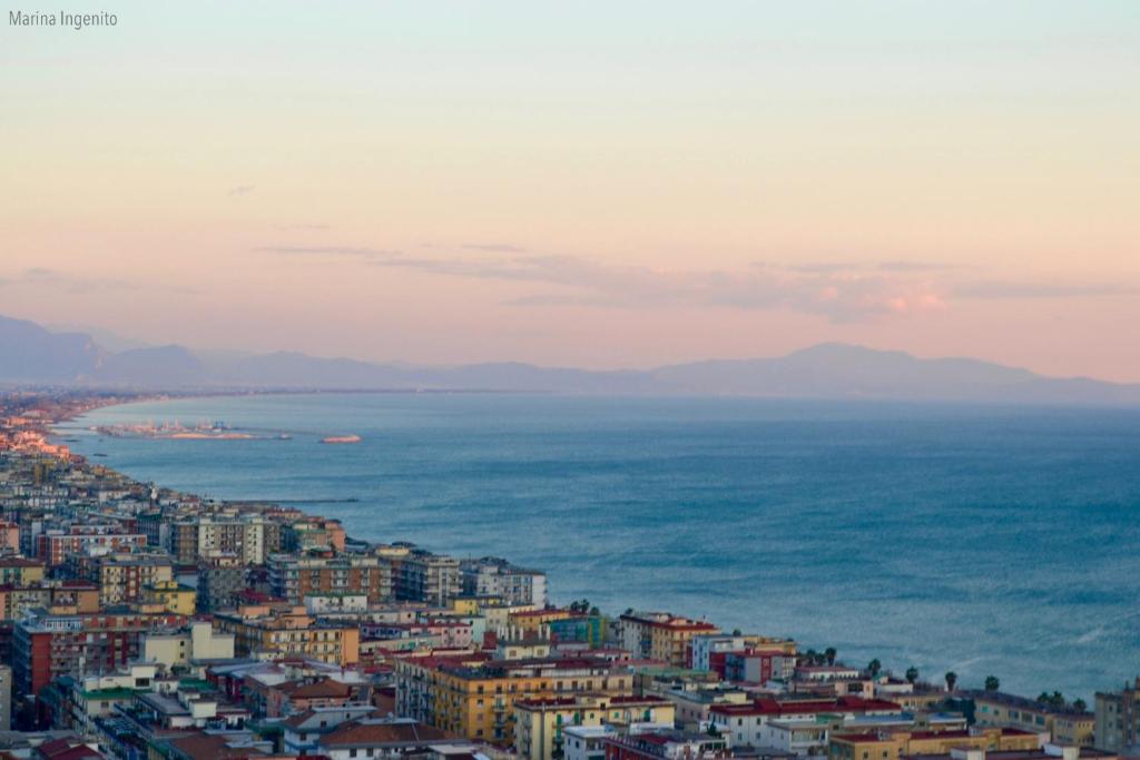 una vista aérea de la ciudad y el océano en Dimora Tafuri, en Salerno