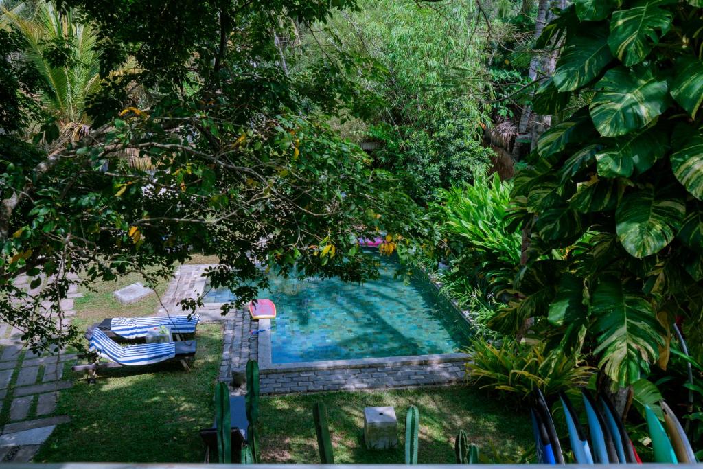 una vista dall'alto di una piscina in un giardino di Aga Surf View a Tangalle