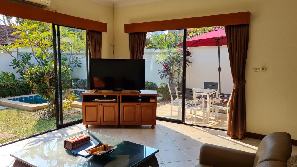 TV a/nebo společenská místnost v ubytování View Talay Holiday Resort