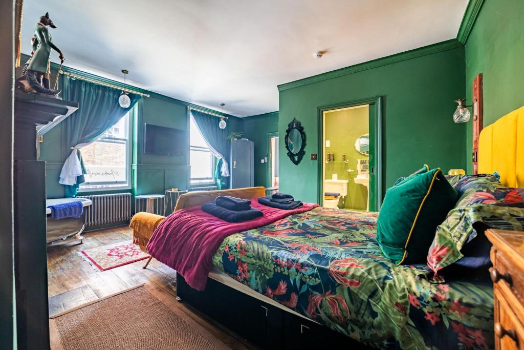 Mademoiselle's Boutique Holiday Accommodation - Deluxe King Room