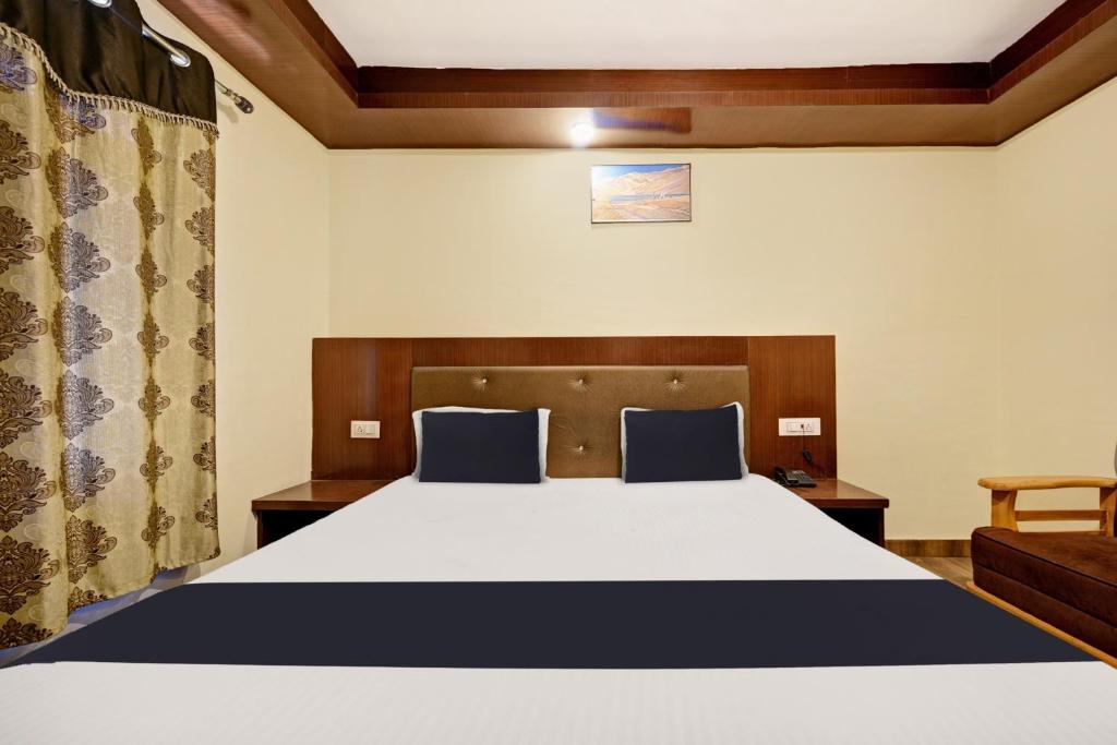 Postel nebo postele na pokoji v ubytování Hotel O Tridev