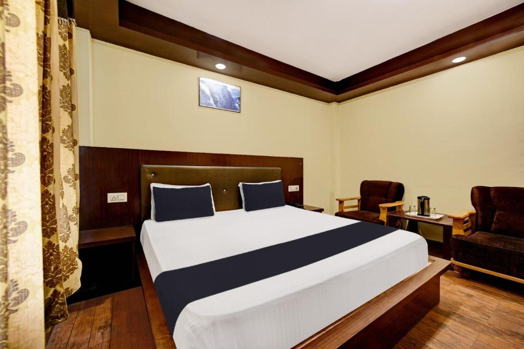 Postel nebo postele na pokoji v ubytování Hotel O Tridev