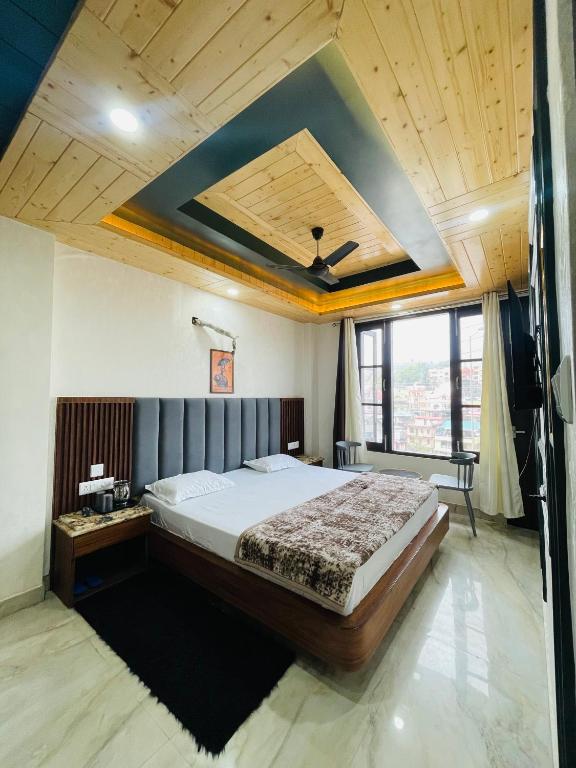 Postel nebo postele na pokoji v ubytování Anand residency