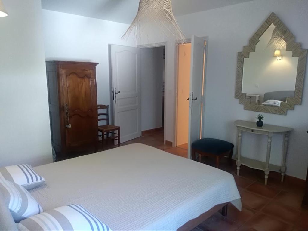 Ένα ή περισσότερα κρεβάτια σε δωμάτιο στο Appartements et villa BEGUDE