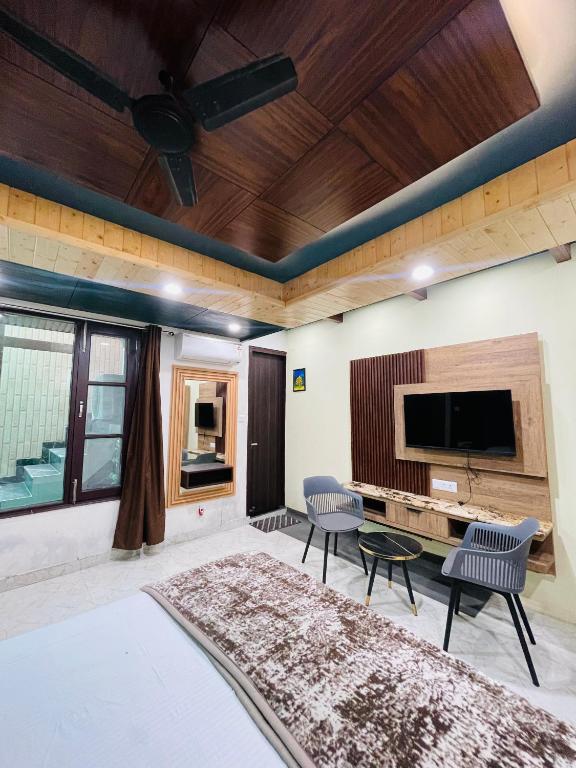 TV a/nebo společenská místnost v ubytování Anand residency