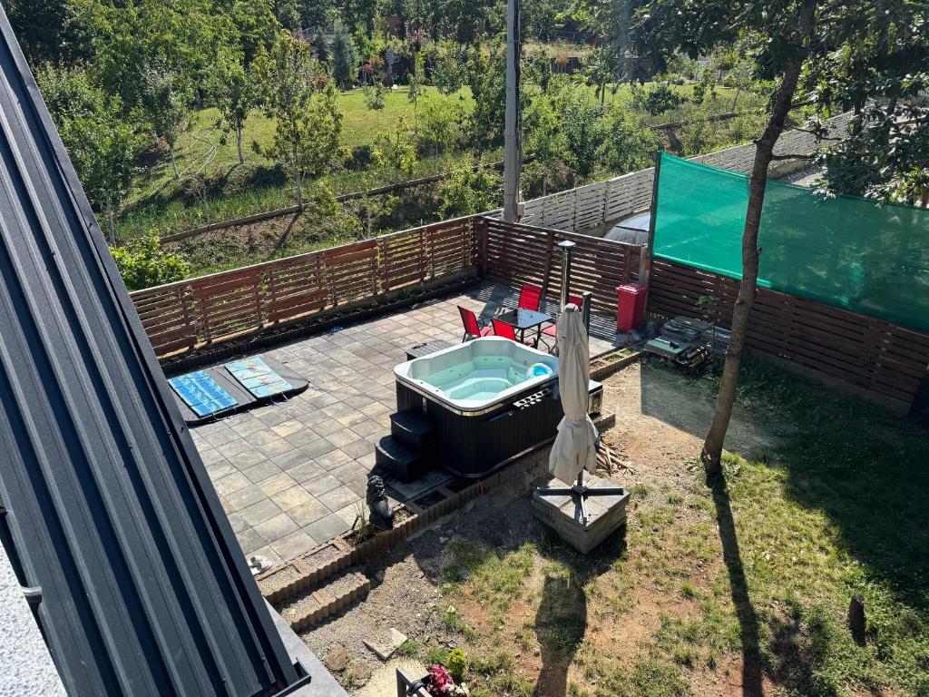 vista sul soffitto di una vasca da bagno in un cortile di Villa Dielli Gadish a Gnjilane